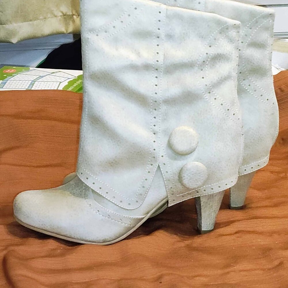 Stylish Women's Cream Boots - Picture 10 of 10